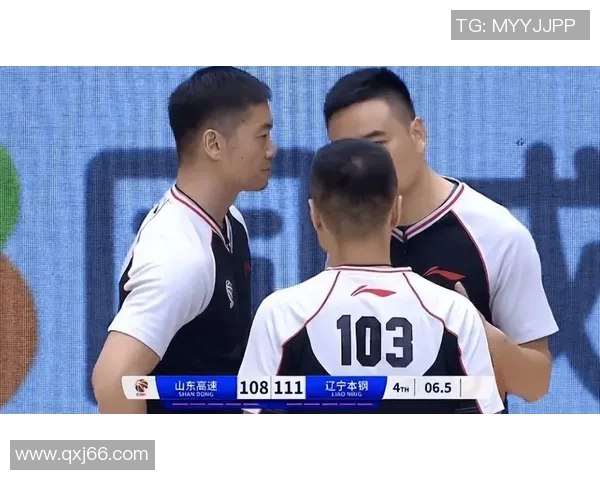 姚明在比赛中展现卓越技艺与团队合作精神引发全场热烈反响