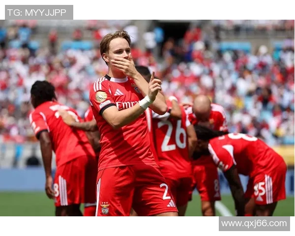 欧冠精彩对决：拜仁大胜本菲卡战术解析与冷门瞬间回顾